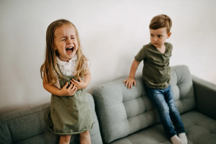 Złość dziecka i spokojna reakcja rodzica